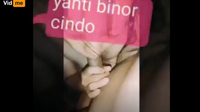 Mahasiswa Ber Kacamata Suka Kulum Pisang Ambon