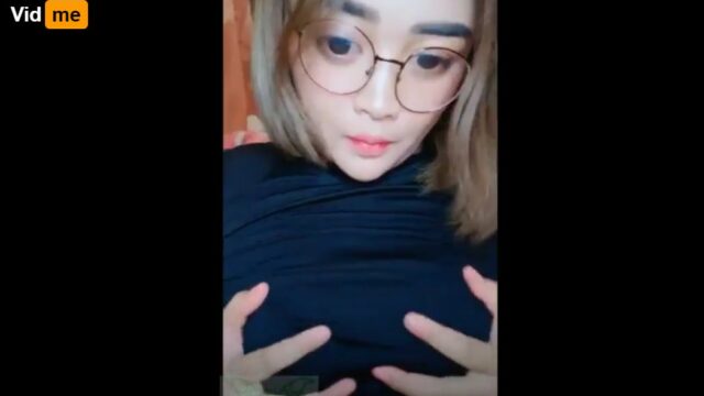 Bermesraan Sama Induk Semang Sambil Merentangkan Kaki Di Depan Cermin
